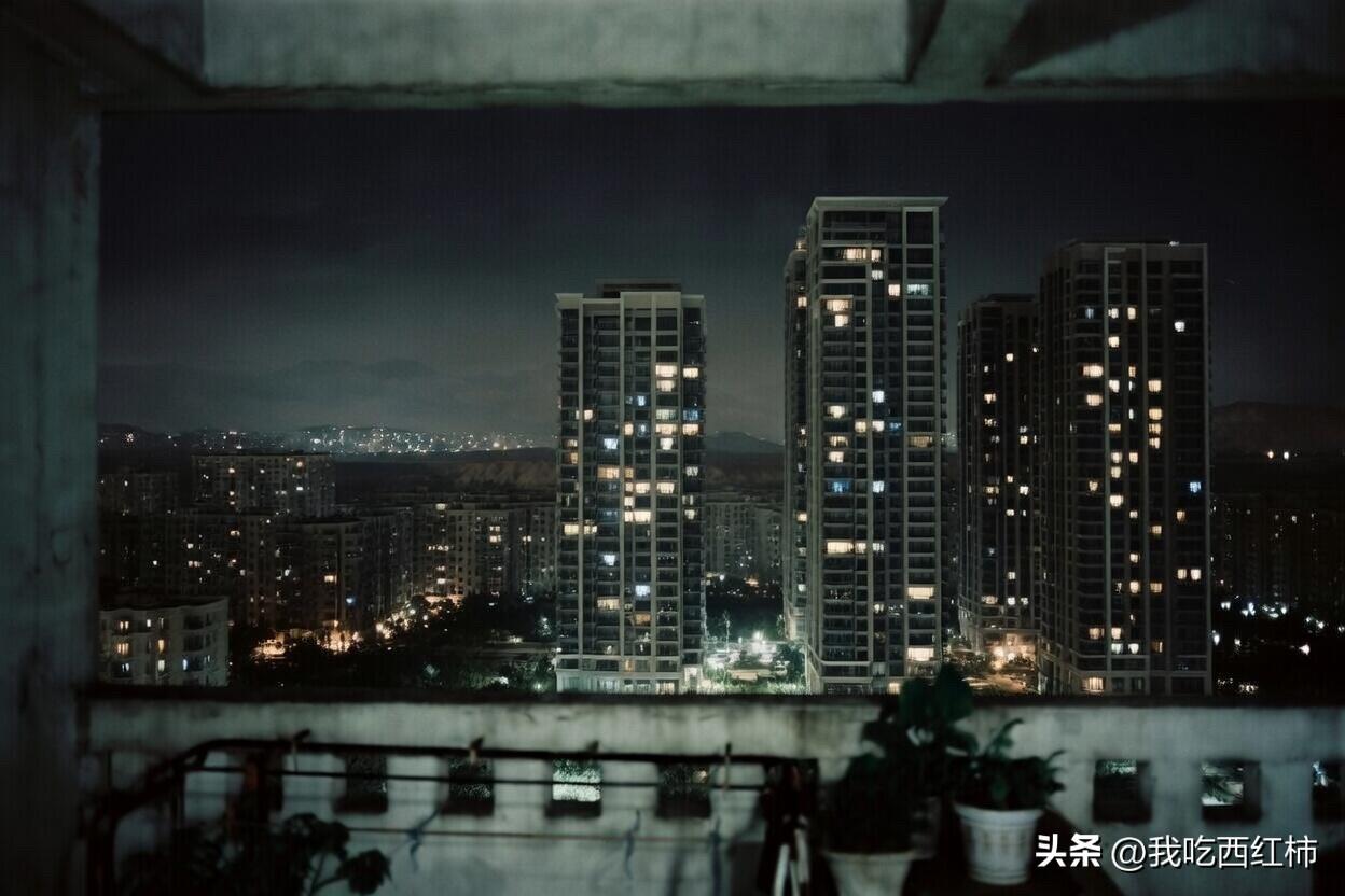 回到家里，最终还是没能鼓起勇气告诉老婆
今天办完离职，回家提着从工位上收拾的一些