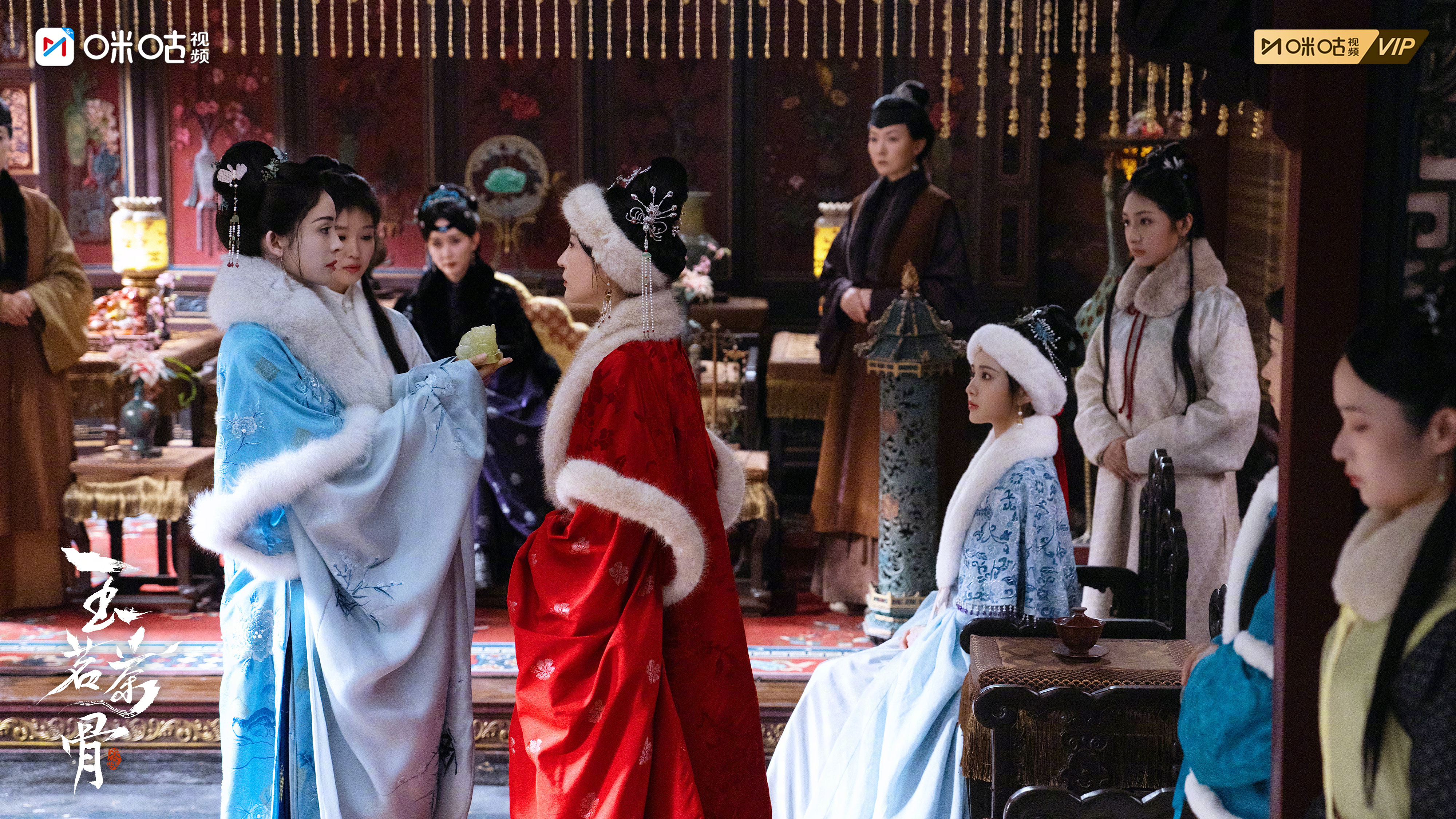 暗涌探血脉，明堂正纲常。他以退为进叩问身世谜局，她以攻代守颠覆百年陈规。双影并立