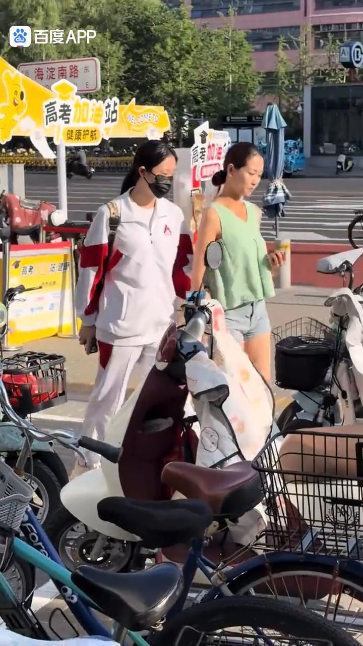 人大附中竟然出现这样一位妈妈，人大附中耶，这是亲妈吗？