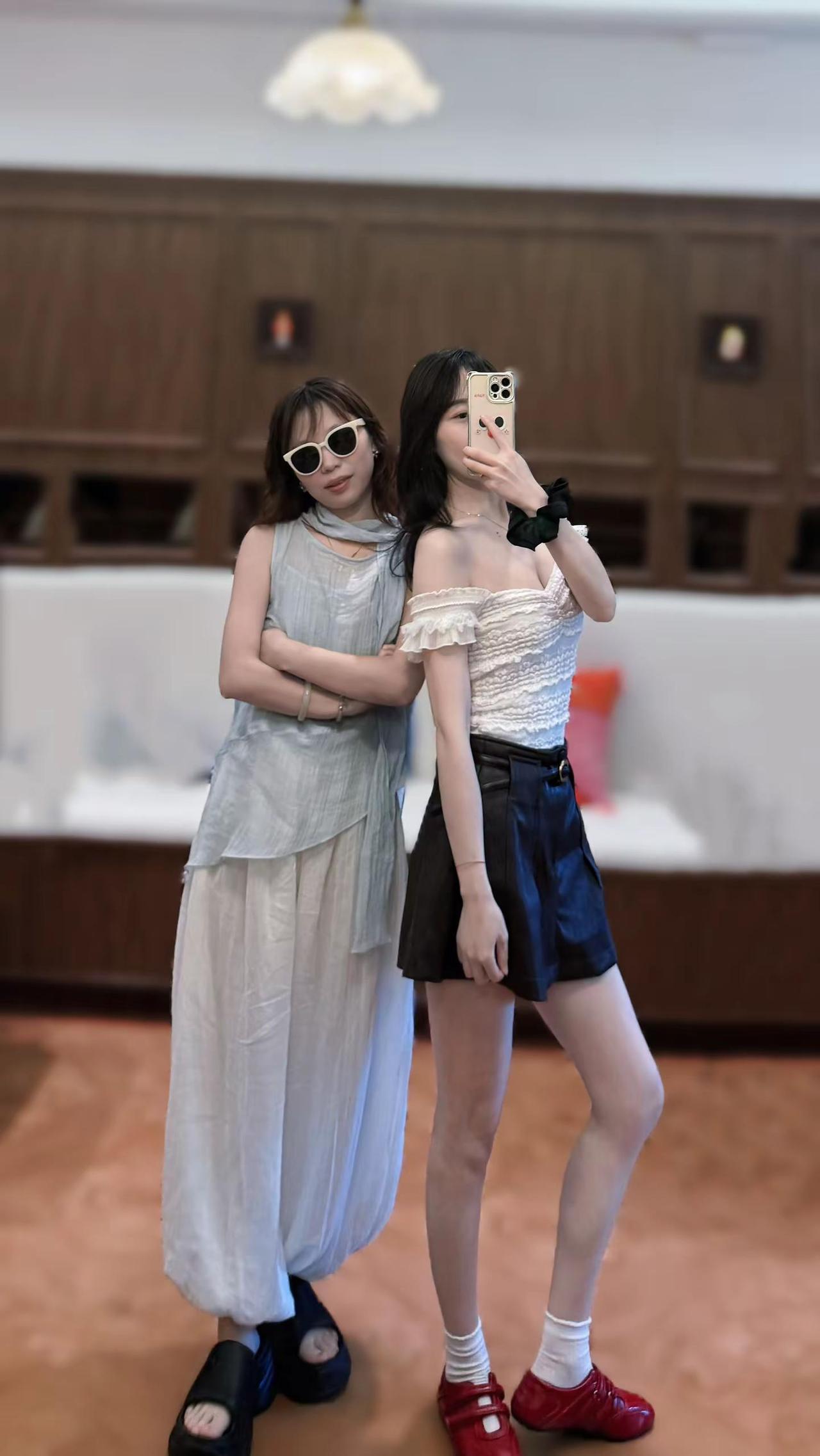 她歪着脑袋问我姐妹穿搭松弛感拉满