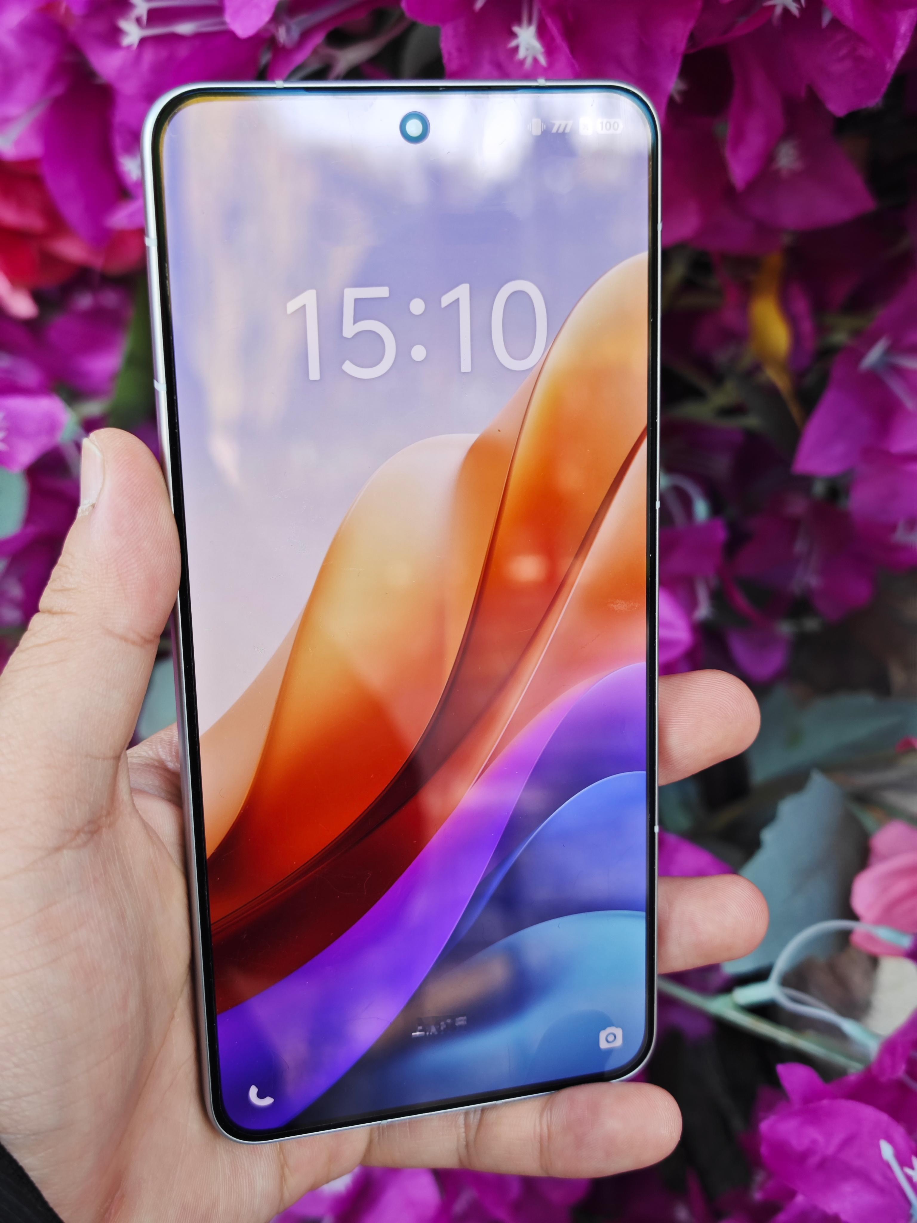 🎮iQOO 13真的戳中手游党。玩重负载游戏全程稳帧不卡顿，能量光环随场景亮起