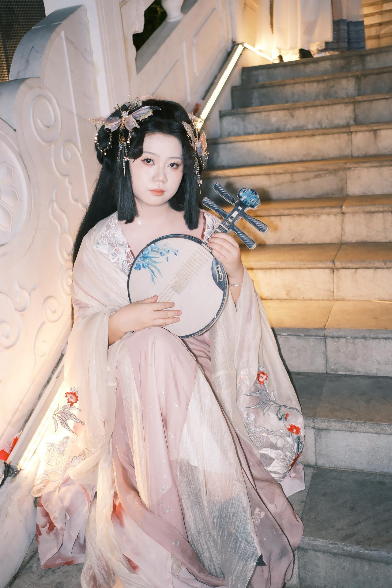 龙域阁的楼下，坐着独奏汉服文化灵感穿搭 古风美学暴击 古风写真分享 古风汉服氛围