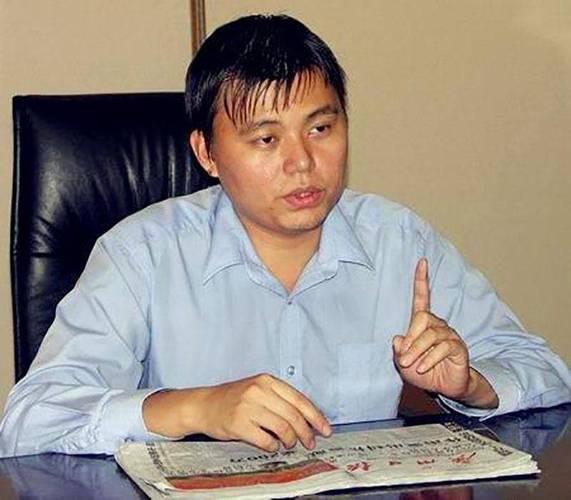 2006年夏天的一个普通夜晚，广东顺德海关的公务员石悦下班回家，轻手轻脚地关上门