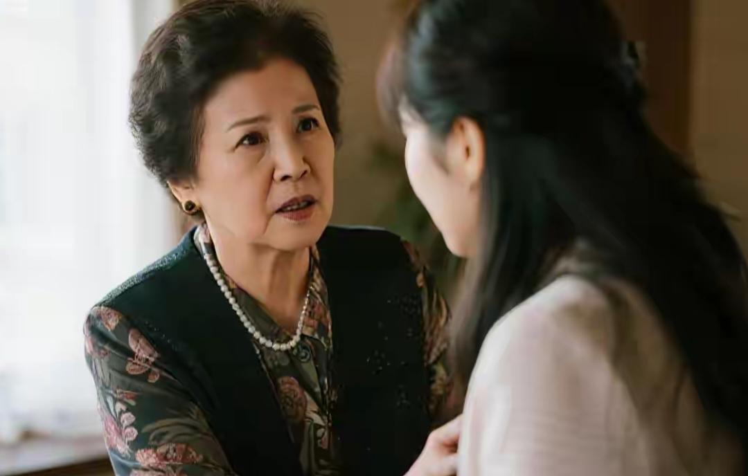 妈妈临死前:这十多年你都靠你姐和你弟养着，死后别和他们抢房子

这句话像块石头压