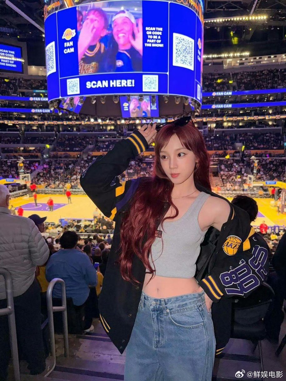 詹姆斯对宋雨琦比心雨琦又去看了詹姆斯的比赛，詹姆斯还对雨琦比心！宋雨琦看詹姆斯比