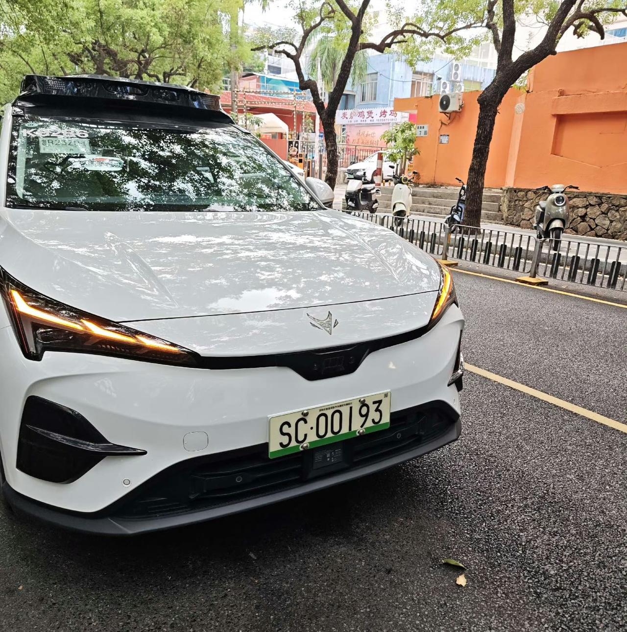 路遇极狐智驾试验车，看车顶雷达至少l3起步，当年新能源车牌落选的方案，现在已经是