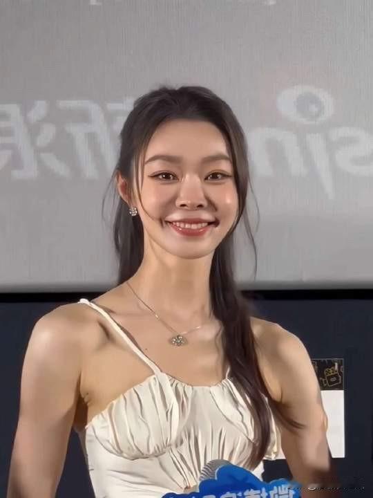 宋轶
真的不至于，为了一个男的做到这份上没必要。甜美的长相和凹凸有致的身材不搭，