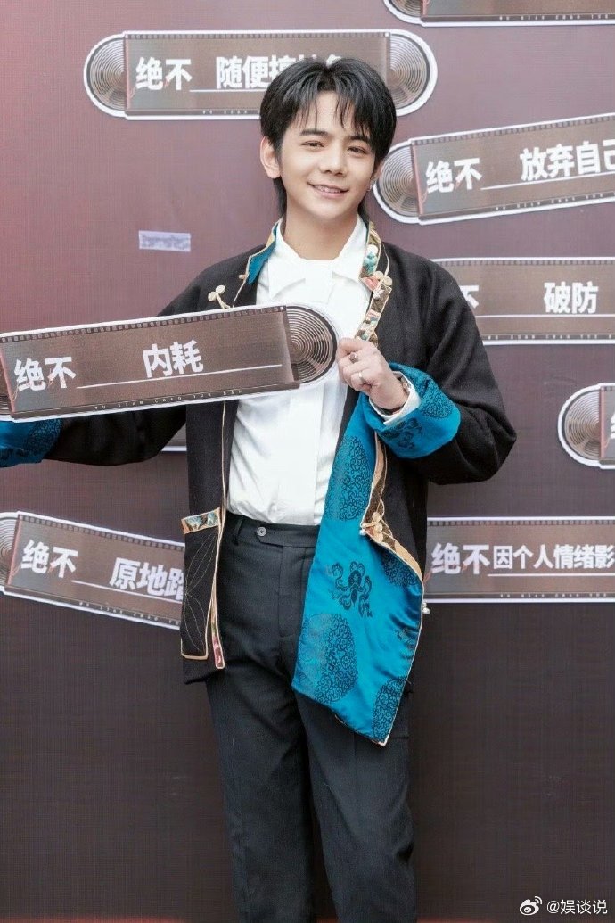 真没有想到丁真在横店上班竟然是以这么炫酷的方式出场，让我们也会被吸引住了，他的出