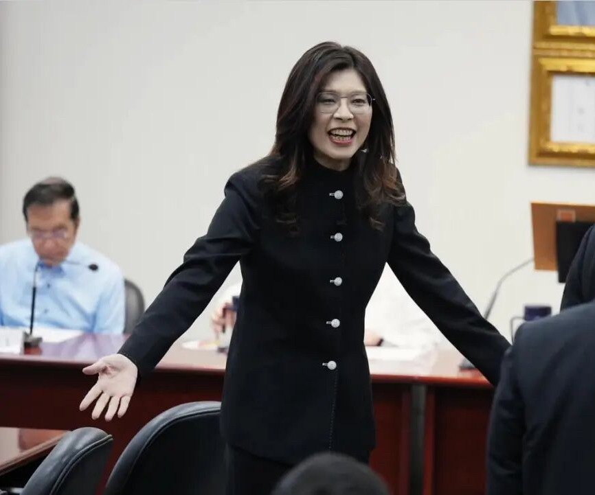 69年出生，今天57岁了，还能这样的容颜，已经赢了99%的同龄人，还偏偏那么睿智