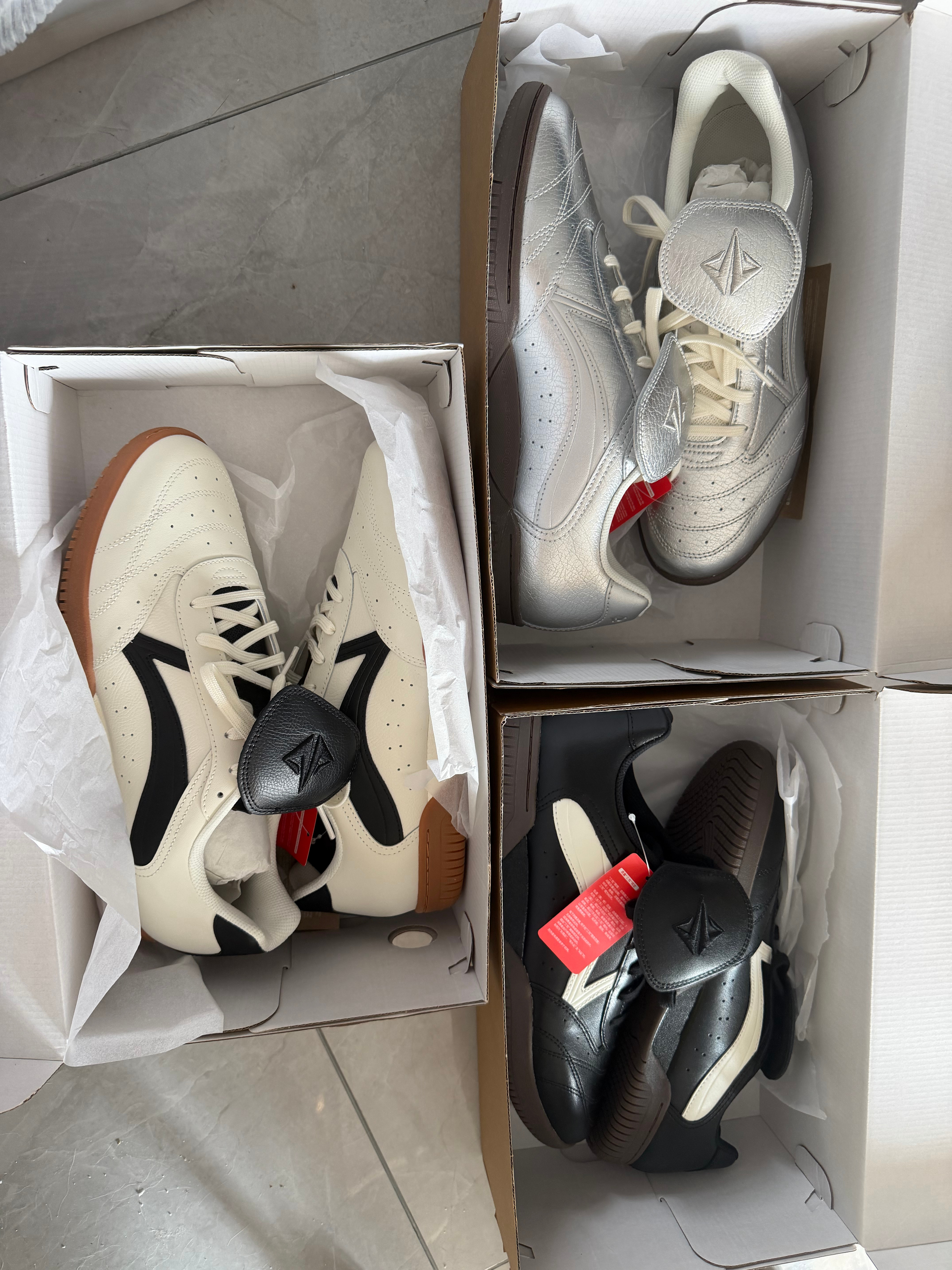 等待吉米的Day 69/⌛️早起推开门收到李宁寄来一个大包裹，里面有三双鞋，不多