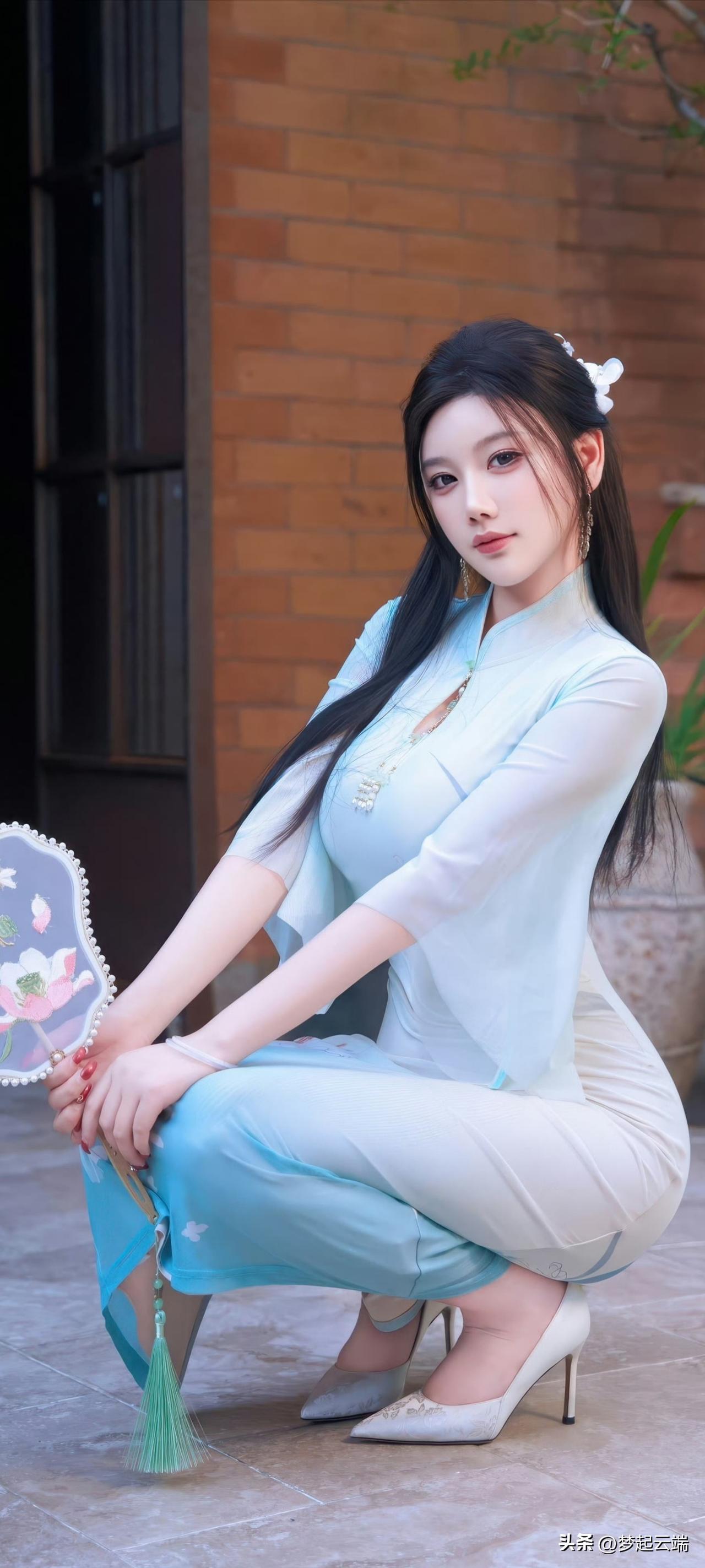 一抹水蓝，半面荷花。时光清浅处，一步一安然。东方美学里的温润，全藏在细节里了。