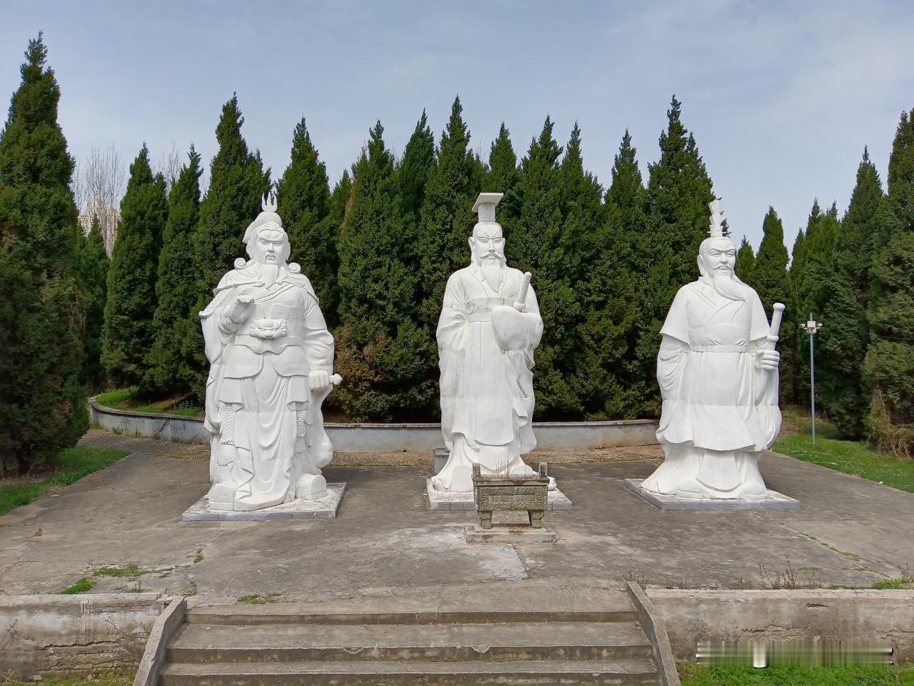 1，八里岗遗址，位于邓州市区东郊的湍河南岸，新石器时代的聚落遗址，距今约六千多年