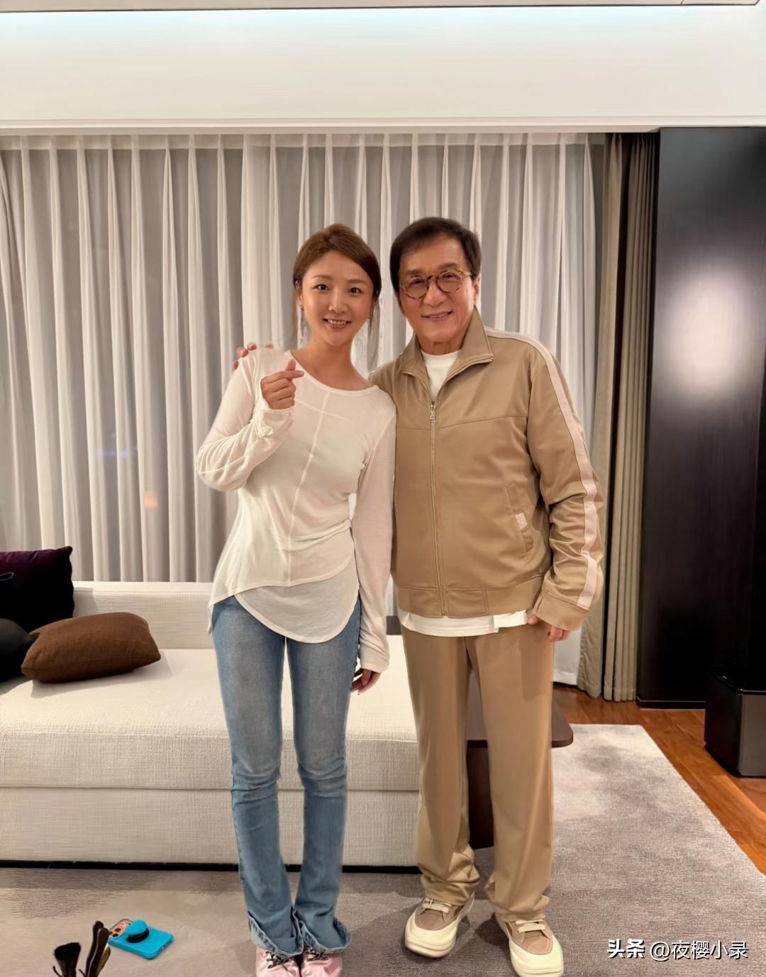 72岁成龙到朋友家里做客，他看起来精神满满，但额前头发稀疏，还有点驼背，年龄感还