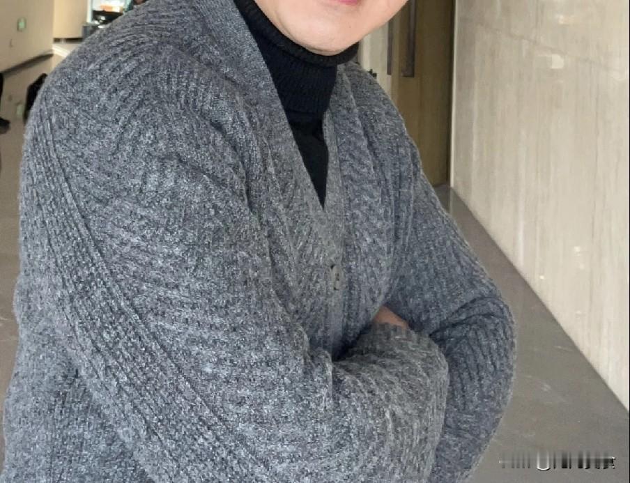 男人老了，尽量少穿灰与藏青，这3种“老钱色”显嫩又高级
 
步入中年，男性穿搭最