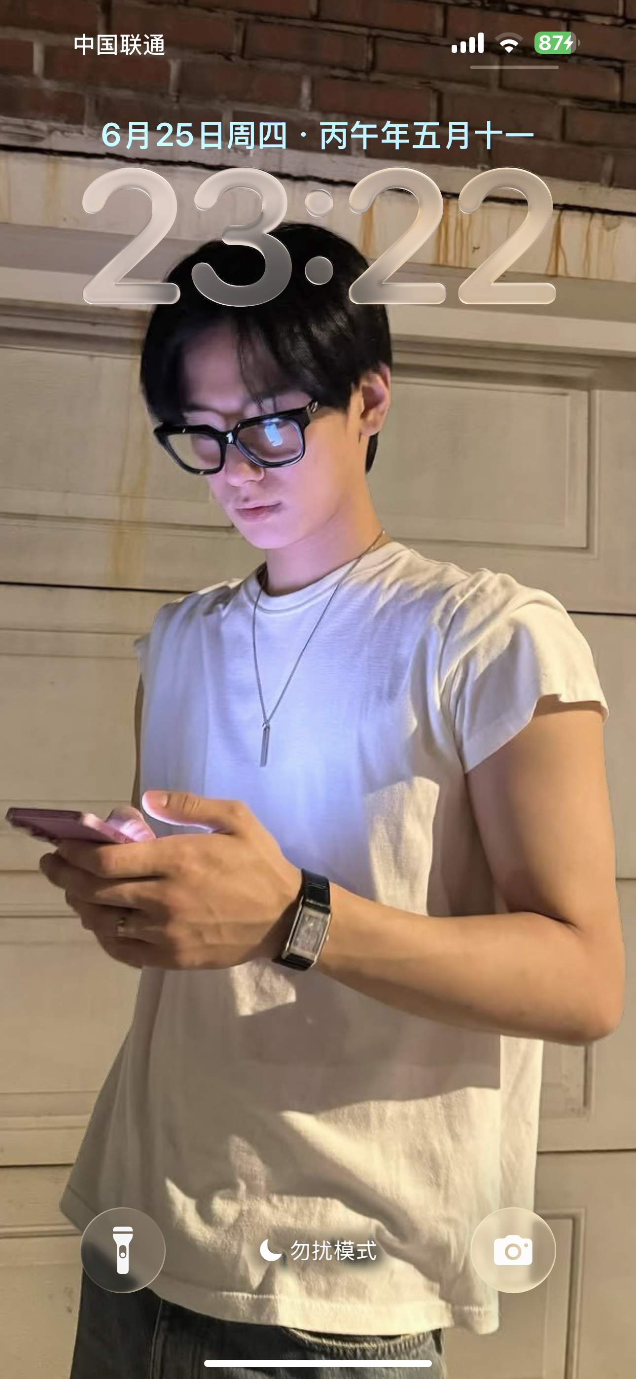 喜欢此壁纸的原因之一 每次输锁屏密码解锁的时候刚好也是这个姿势 对照检查了下 完