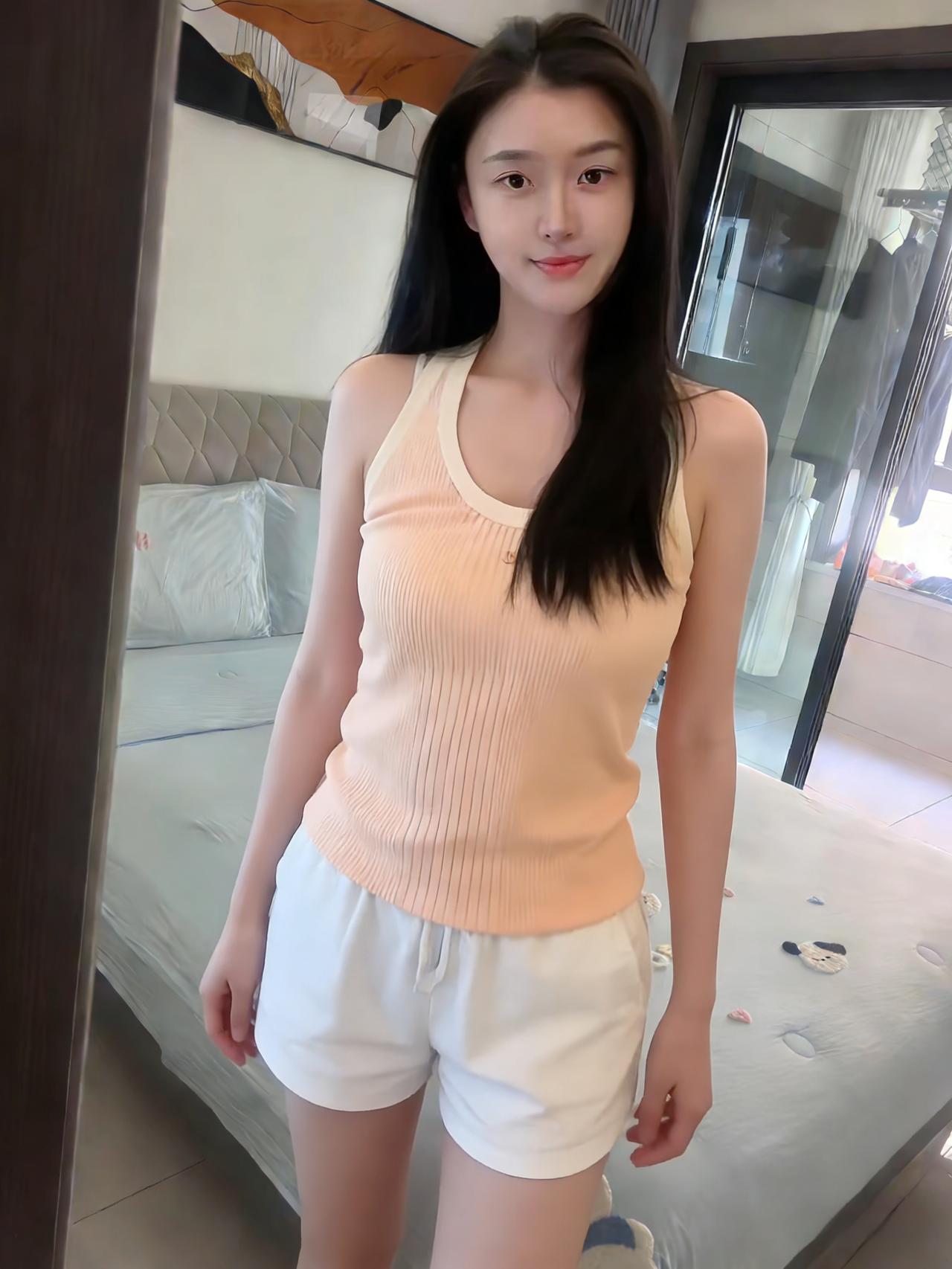 我与镜中的自己对望
针织背心的纹路 是裹紧的安全感
短裤截住了夏的尾巴
拖鞋踩碎