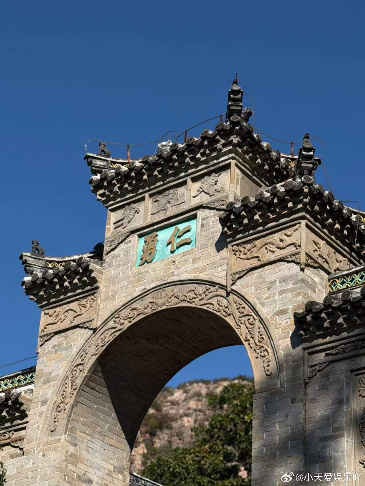 晚秋的山，原来不只落叶这一种看头。大孤山近处的枝干清清楚楚，往后是层层叠叠的林子