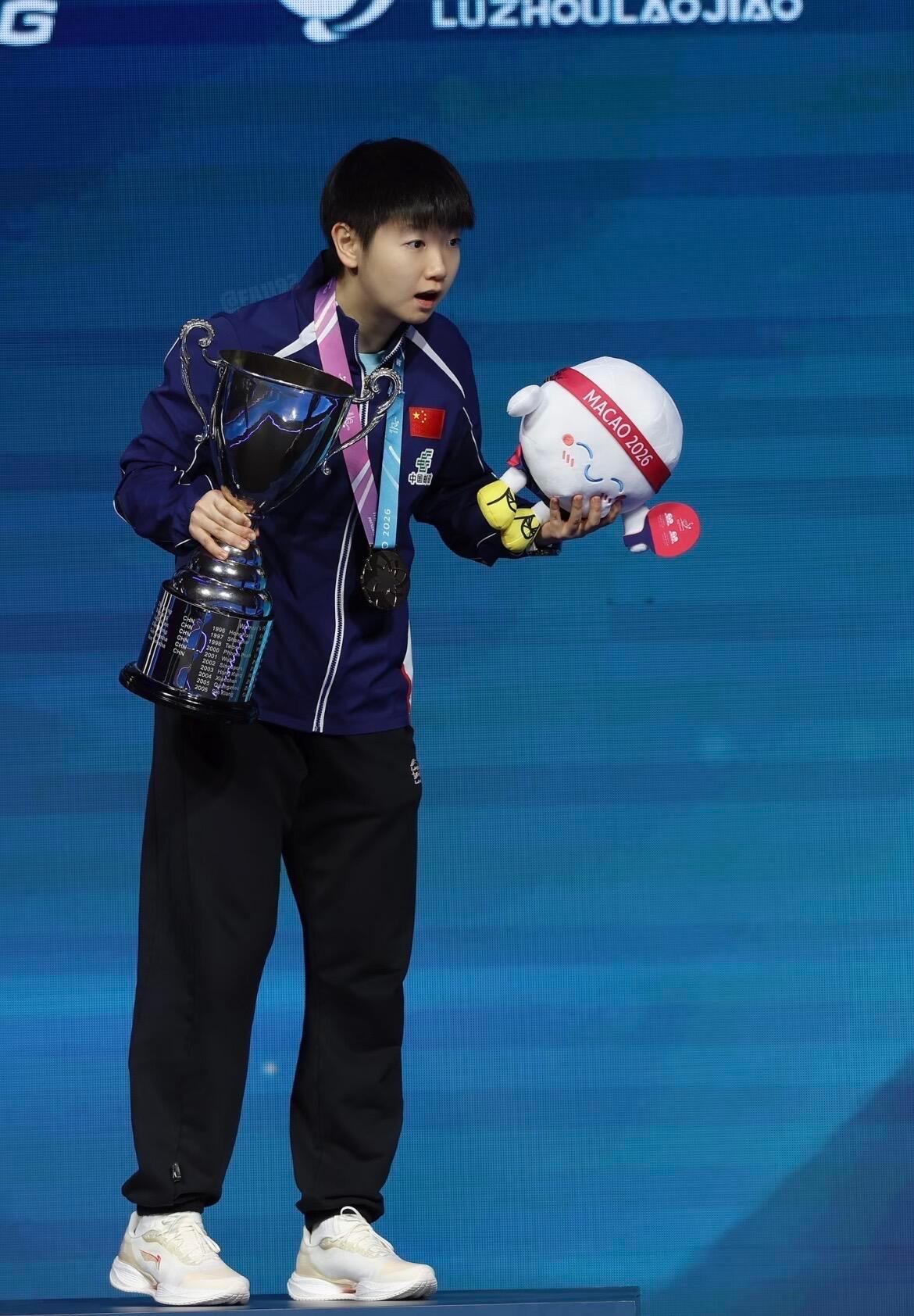 当孙颖莎在新加坡大满贯第五局7-10落后时，场边的教练攥紧了拳头。而她只是擦了擦