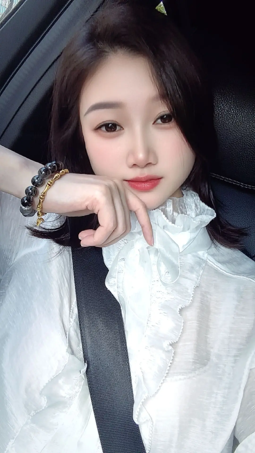 心有山海，静而不争。               言且慢，心且善。
