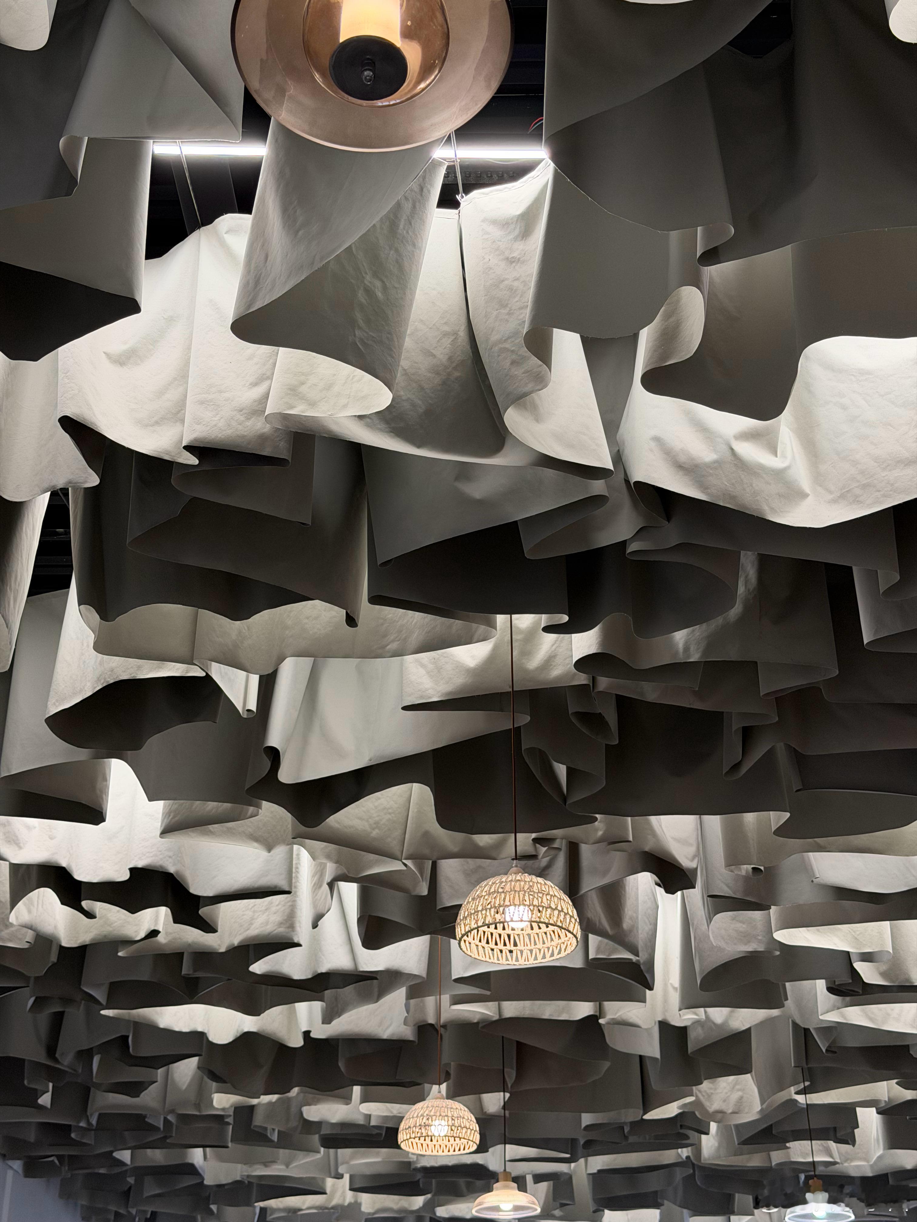 房顶布置成这样是有啥说法吗吸音、艺术？  ​​​