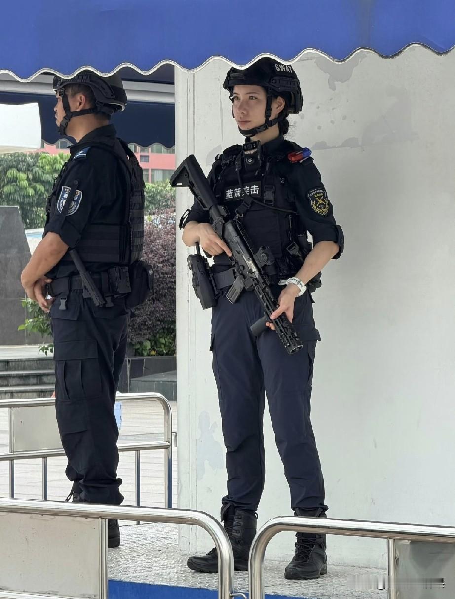 英姿飒爽，这是什么新武器，第一次见这款冲锋枪。
但是仔细看看，特别是弹匣，怎么是