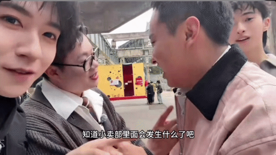 徐志胜干坏事耳朵红了五十公里桃花坞 直播点名偷香肠，他耳朵红得藏都藏不住。本来还