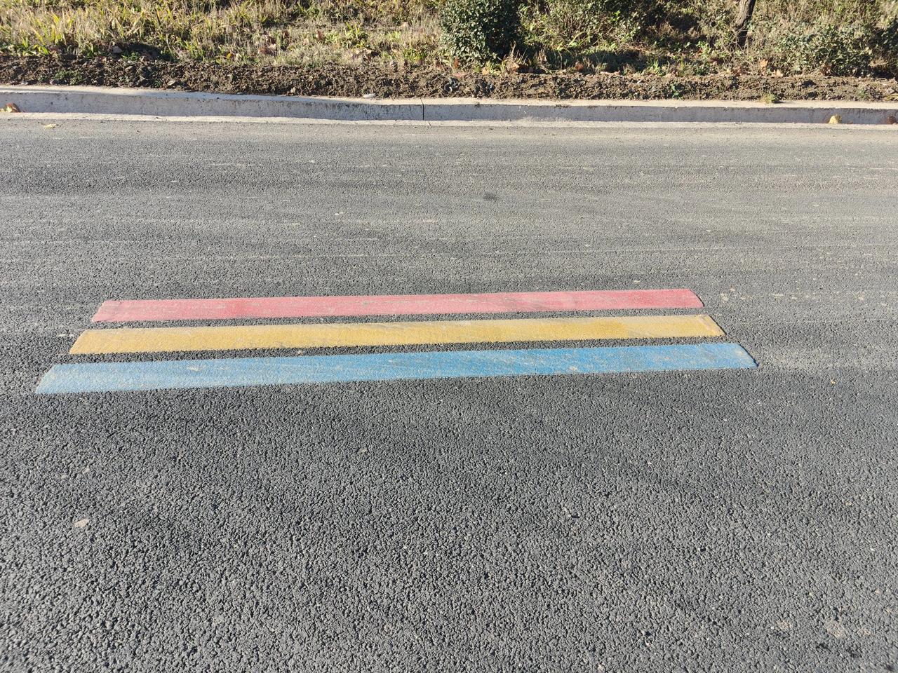 位于淄博市淄川区南外环路的龙泉段，道路中间的分割线是是红、黄、蓝三种颜色，区别于