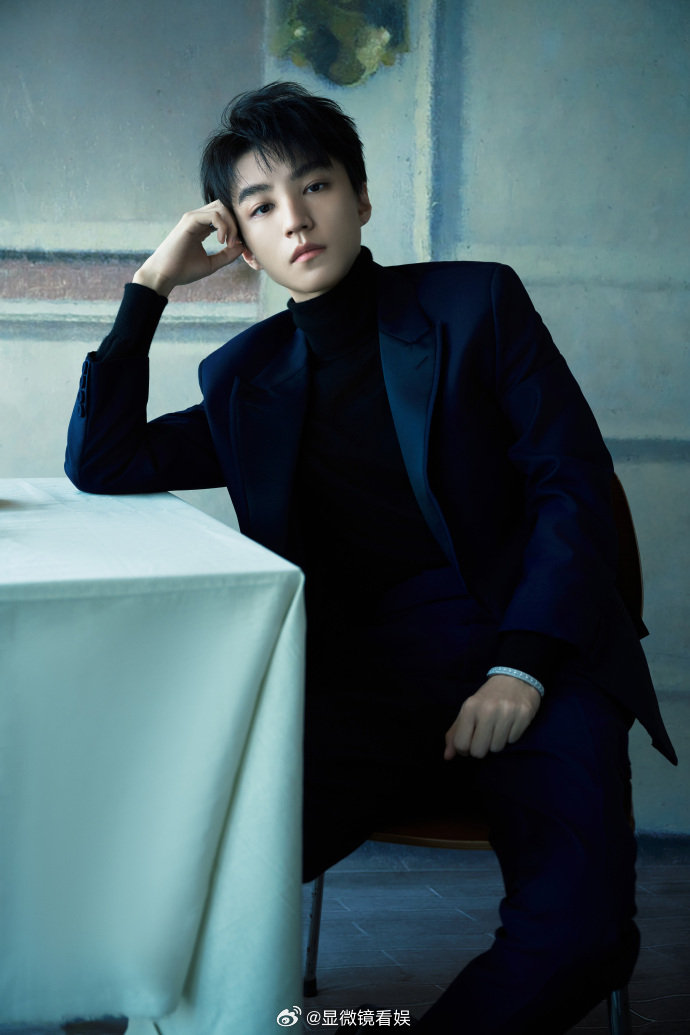 王俊凯东方公子 翩然而至，难掩清俊风华；身姿卓然，尽显东方气韵。置身诗意场景之中