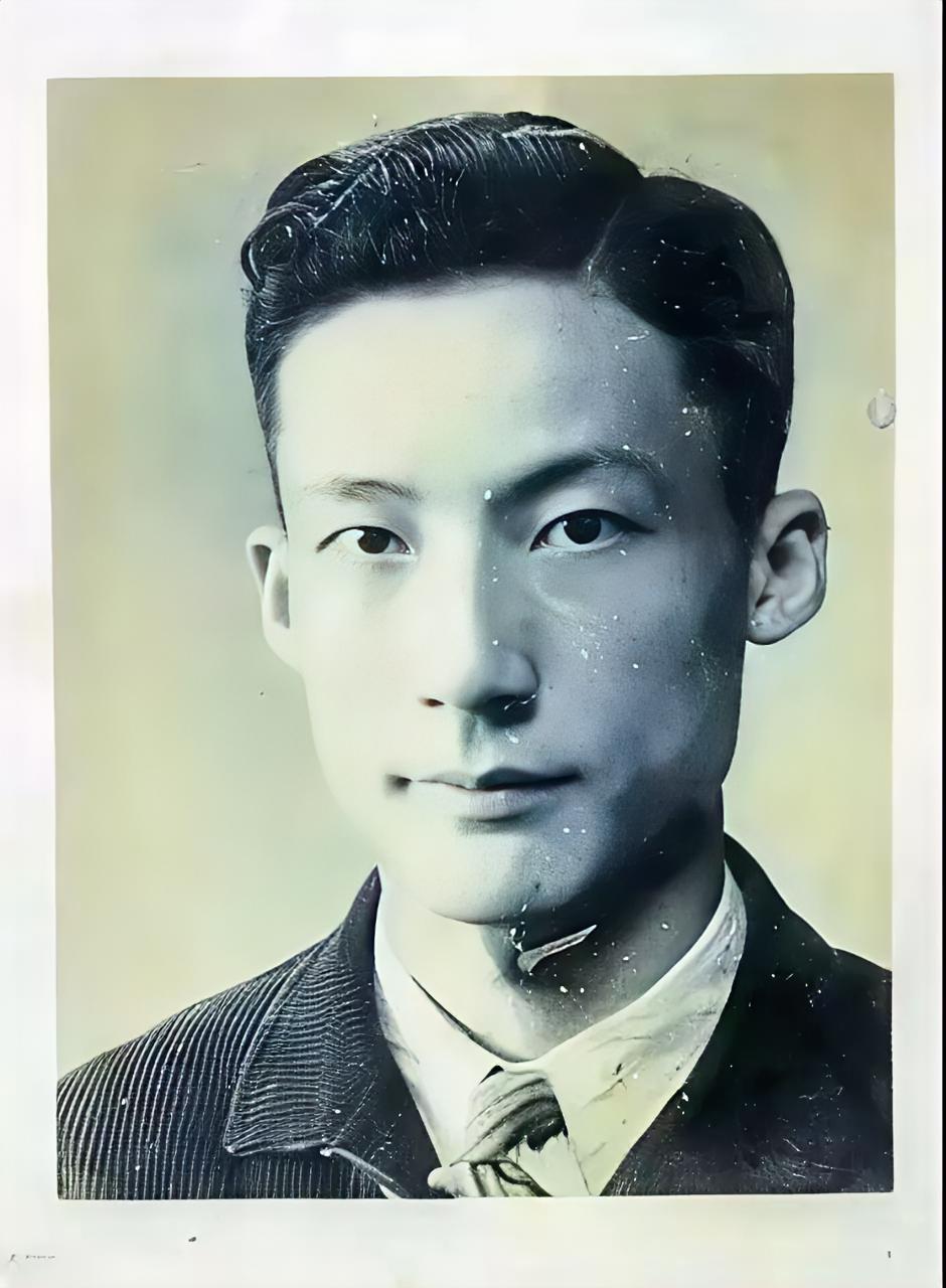 1949年，毛人凤下令处死朱君友。朱君友坦然赴死，却发现枪决他的2名特务，朝他频
