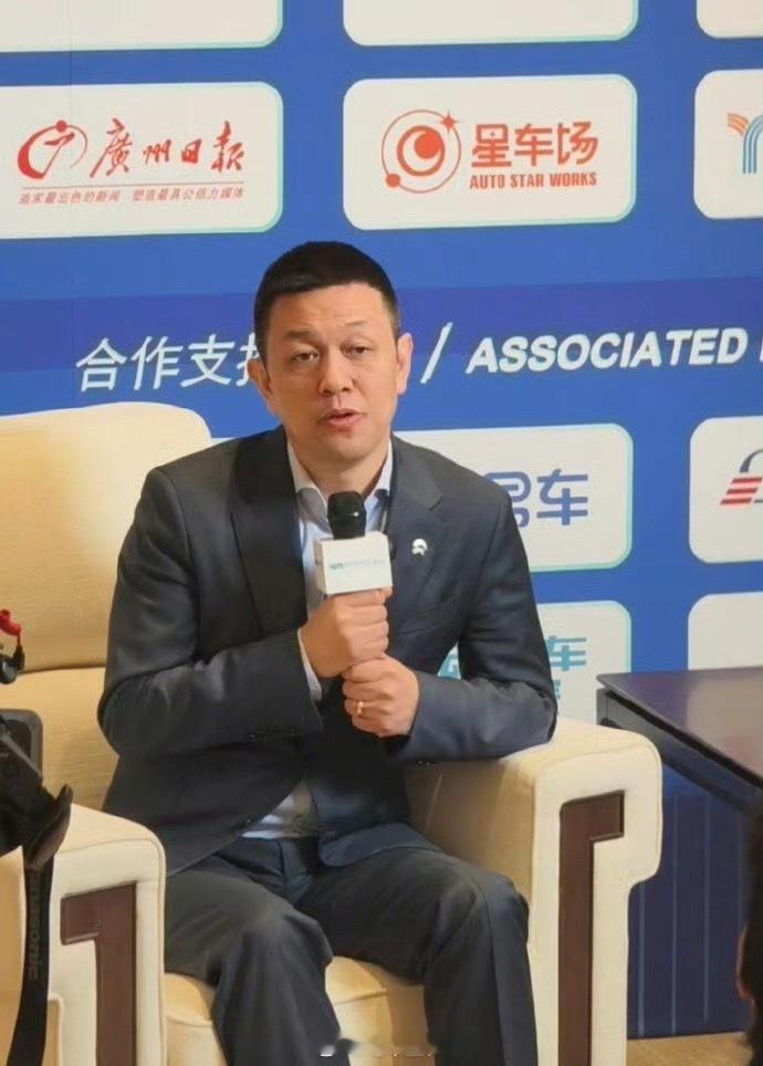 李斌回应车企扎堆做机器人蔚来的后缀还是汽车小鹏的后缀是集团了应该说做机器人是何小