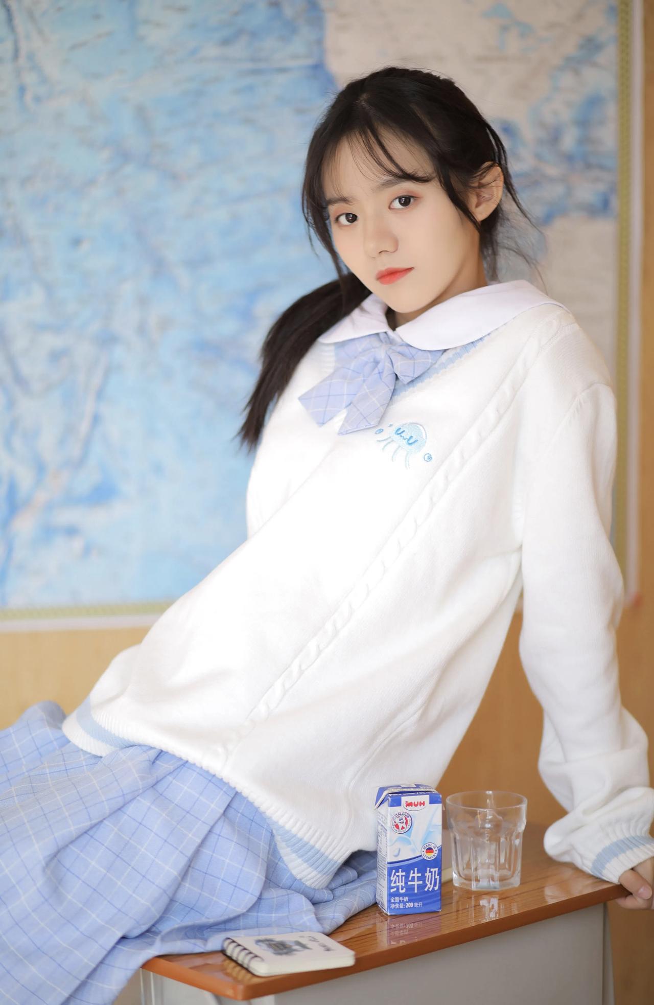 美女的美丽瞬间分享教室JK写真，捕捉清甜的校园少女时光真正的美女到底长什么样 随
