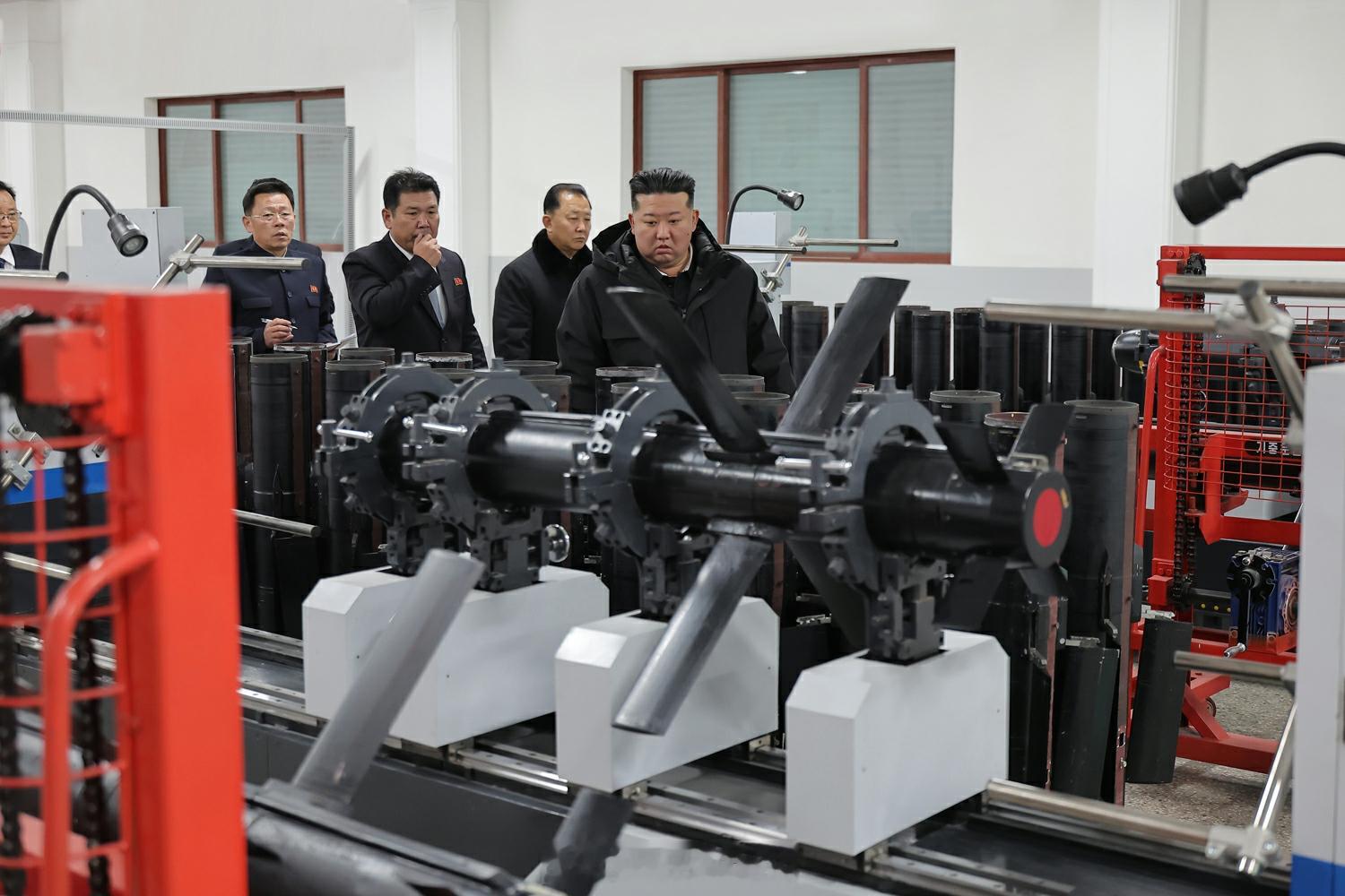 金正恩同志访问重要军工厂了解战术制导武器生产情况，现场对该军工厂生产的多用途精确