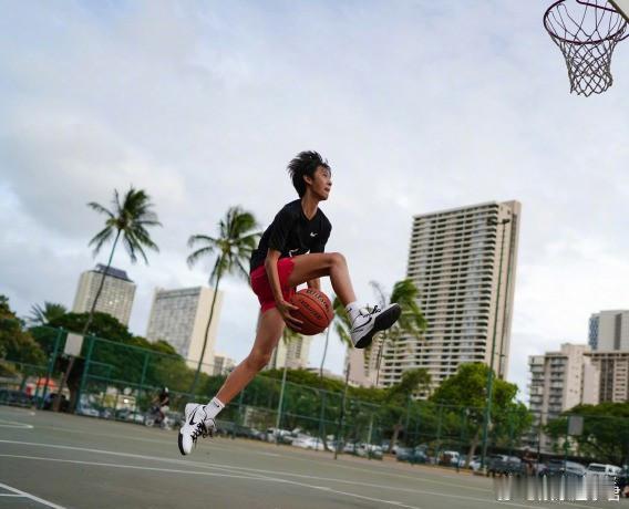 孙俪儿子打篮球的近照曝光，14岁等等跨步上篮，大长腿十分抢镜。 