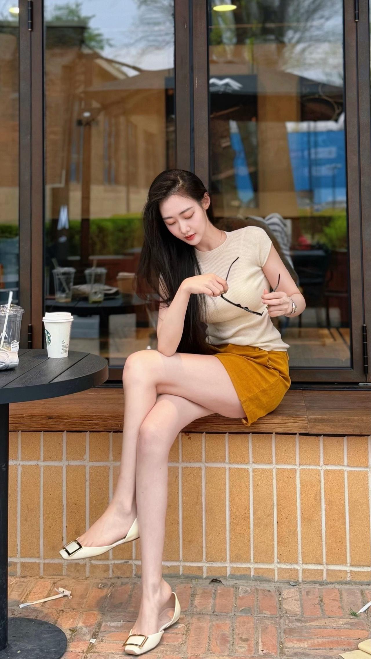 什么样的女人最有吸引力暖黄与奶白撞出的温柔，是属于这个季节的松弛感日常。
