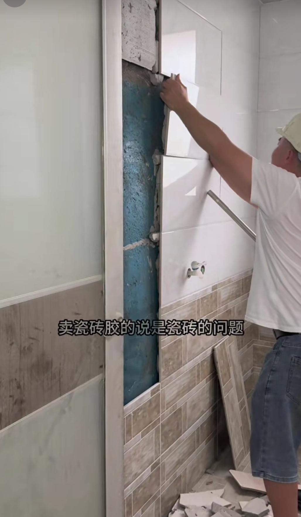 墙砖成片掉落，各方相互推诿，业主有苦难言！
卫生间的墙砖，轻轻一抠，整片便簌簌落
