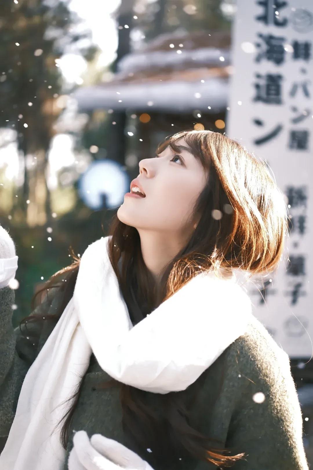 冬日穿搭，冬日写真。冬日暖阳又飘雪，少女微笑仰望，雪花飘落如梦冬日女神穿搭 雪景