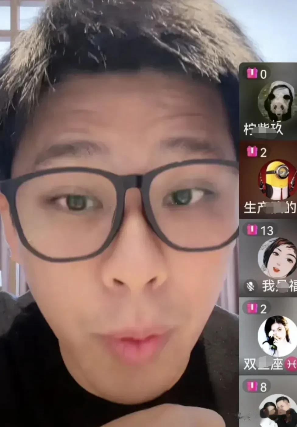 感觉这些粉丝真是为张兰和汪小菲操碎了心，在直播间苦苦哀求台湾娱记葛思齐放过张兰母