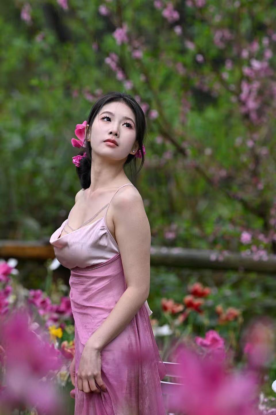 水仙子·春日佳人
风穿花影为卿停，
粉袂轻摇漫春晴。
繁花甘作温柔影，
春光尽付