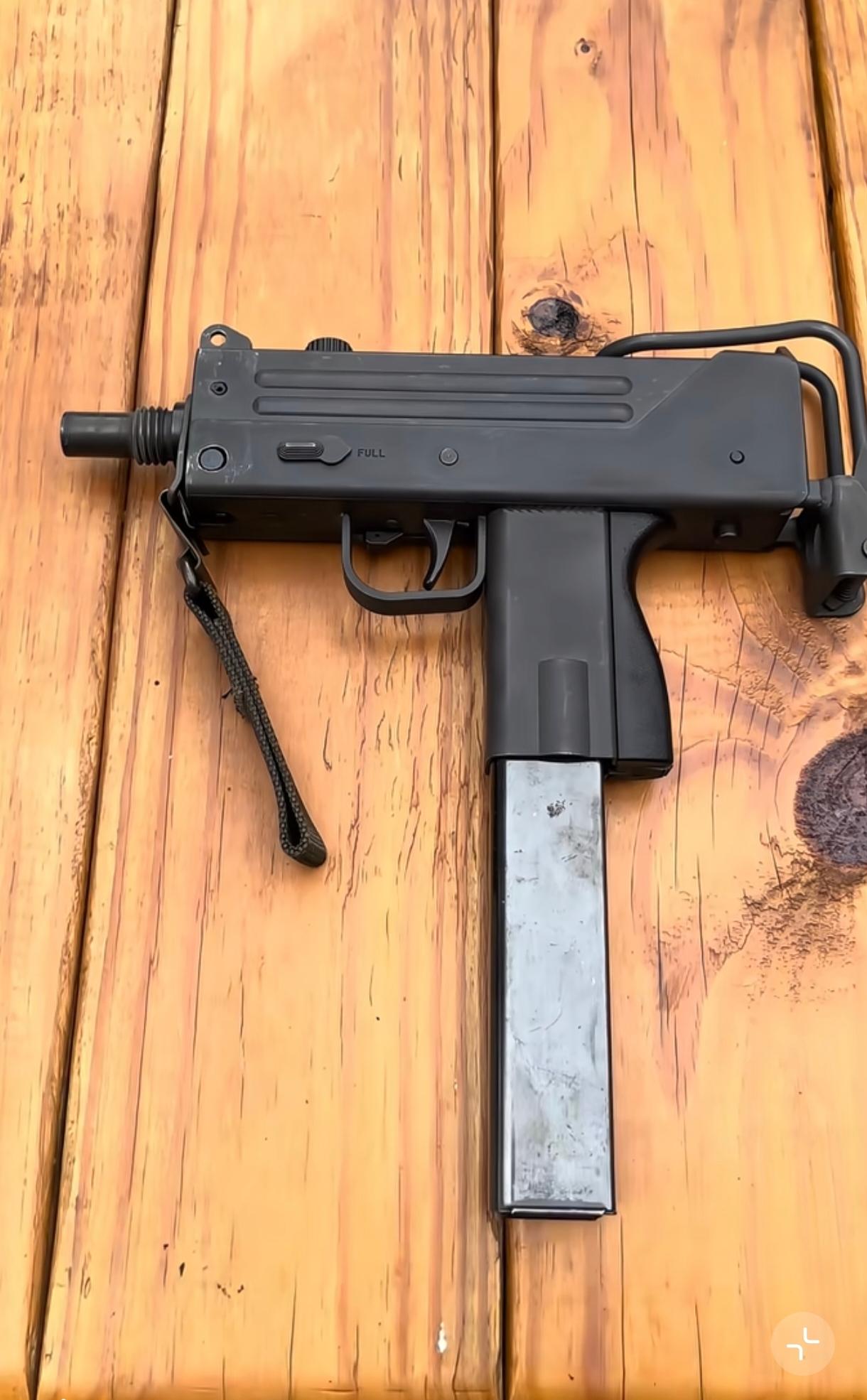 MAC-10英格拉姆9毫米冲锋枪，乍一看以为是以色列的乌兹。看到这个就想到真实谎