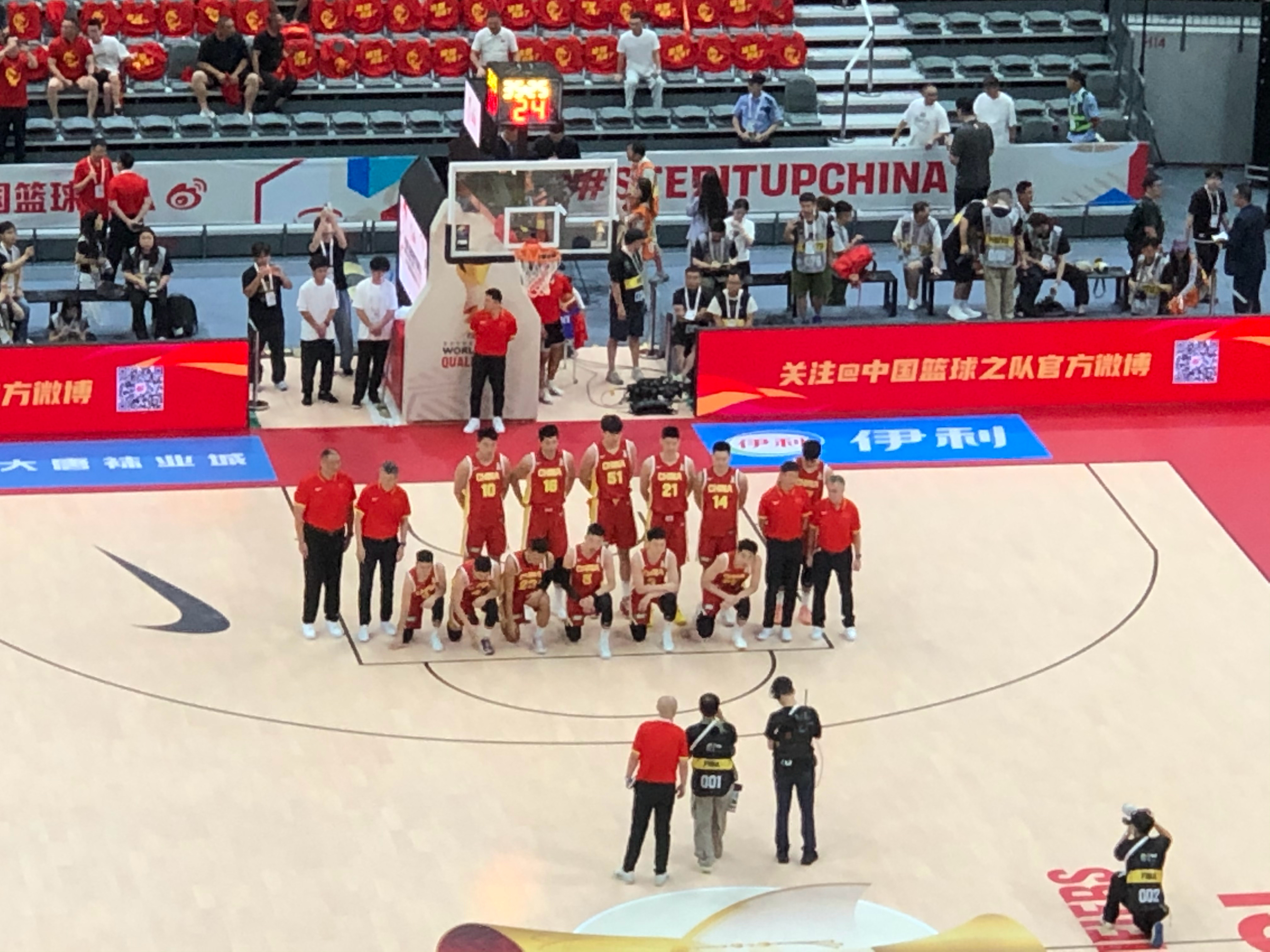 没人告诉我这个馆这么大啊[允悲]比上海体育馆大一圈  ​​​