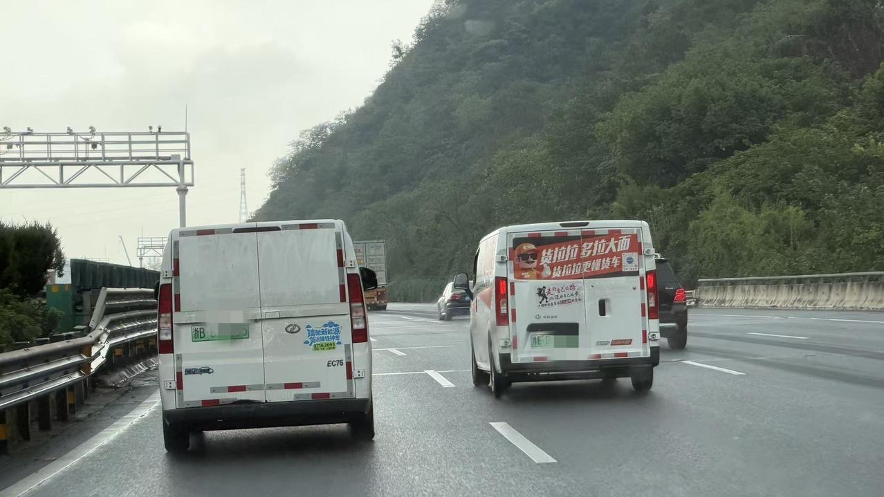 跑高速，最让人头疼的就是这类新能源厢式货车。随着新能源汽车的发展，这类小型的箱货