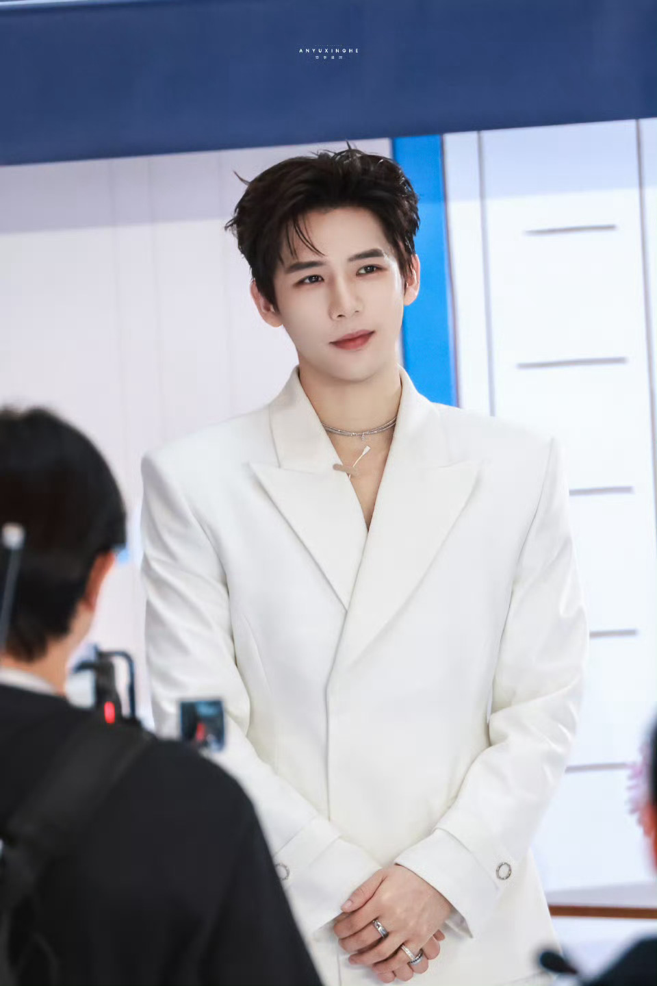 不知道啊 这个婚纱自动就穿上了💍王安宇白马王子既视感