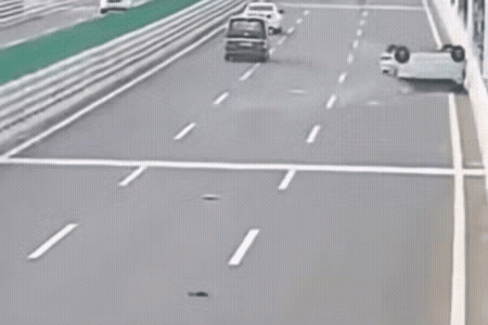 老头可能疯了，开着老头乐颠起来了，在马路上横冲直撞，左右摇摆。
老头是喝多了吧，