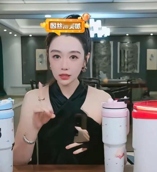 那个七老板最近又开始直播了，就跟个没事人似的，又在那热热闹闹地卖货了！！！

这