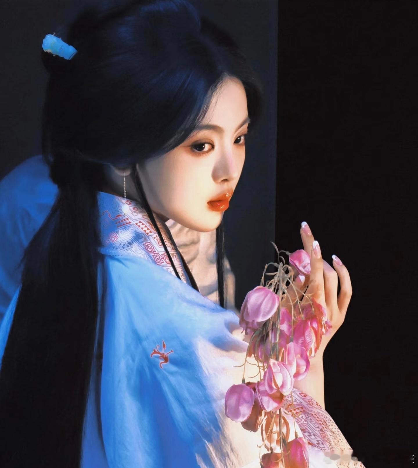 网传将门毒后女主换成杨超越，感觉她跟王鹤棣搭的话很新鲜，两张权威的脸演好看的剧，