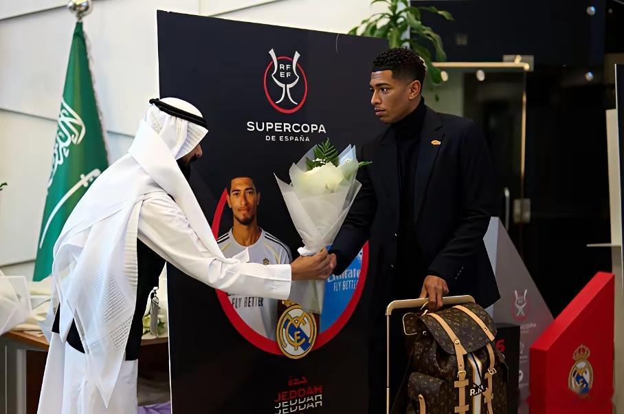 皇马抵达吉达备战超级杯！姆巴佩留守康复， 4 大主力缺阵 + 防线补强有惊喜。据