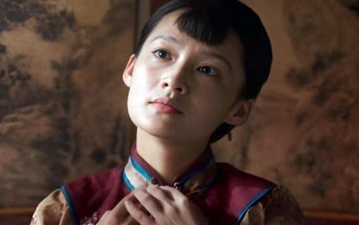 古时，男子从田里回来，嫂子就递上来一碗鹿血枸杞汤，说是喝了大补。夜里，男子觉得有