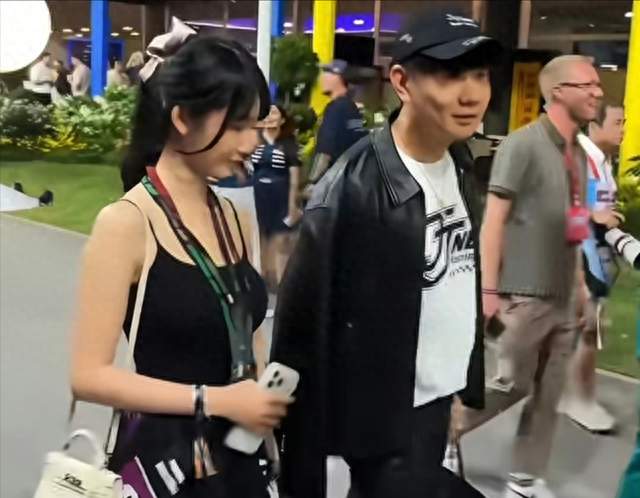 林俊杰牵小21岁女友秀恩爱，七七穿吊带背16w爱马仕，像一对父女