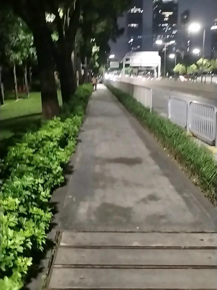 深圳的路，对于骑电动车和自行车的人，极度的不友好！为何不能像北京那样，设置一条宽