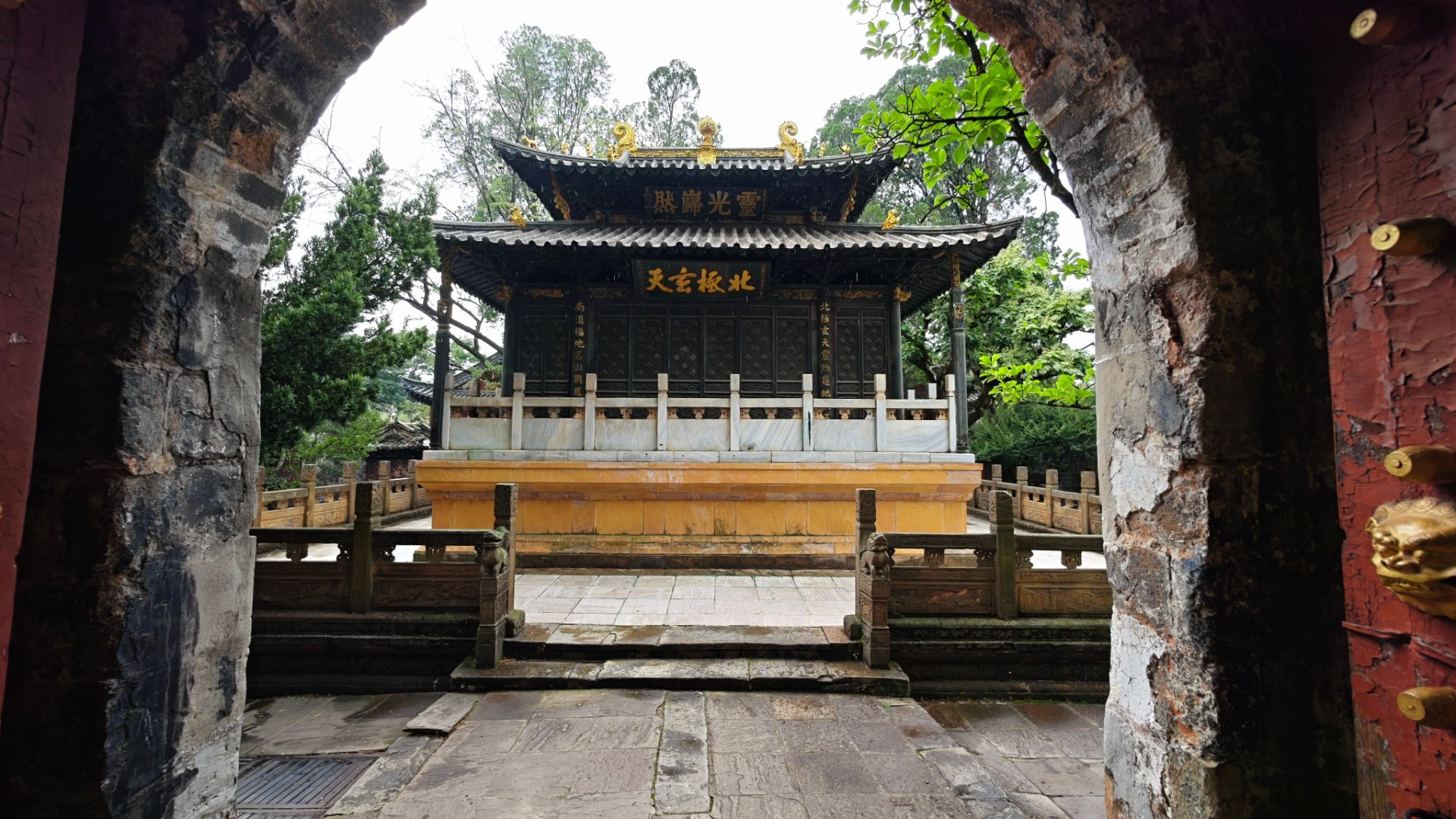下雨，我被困在这个门洞里。虽然带了伞。 昆明·金殿风景名胜区